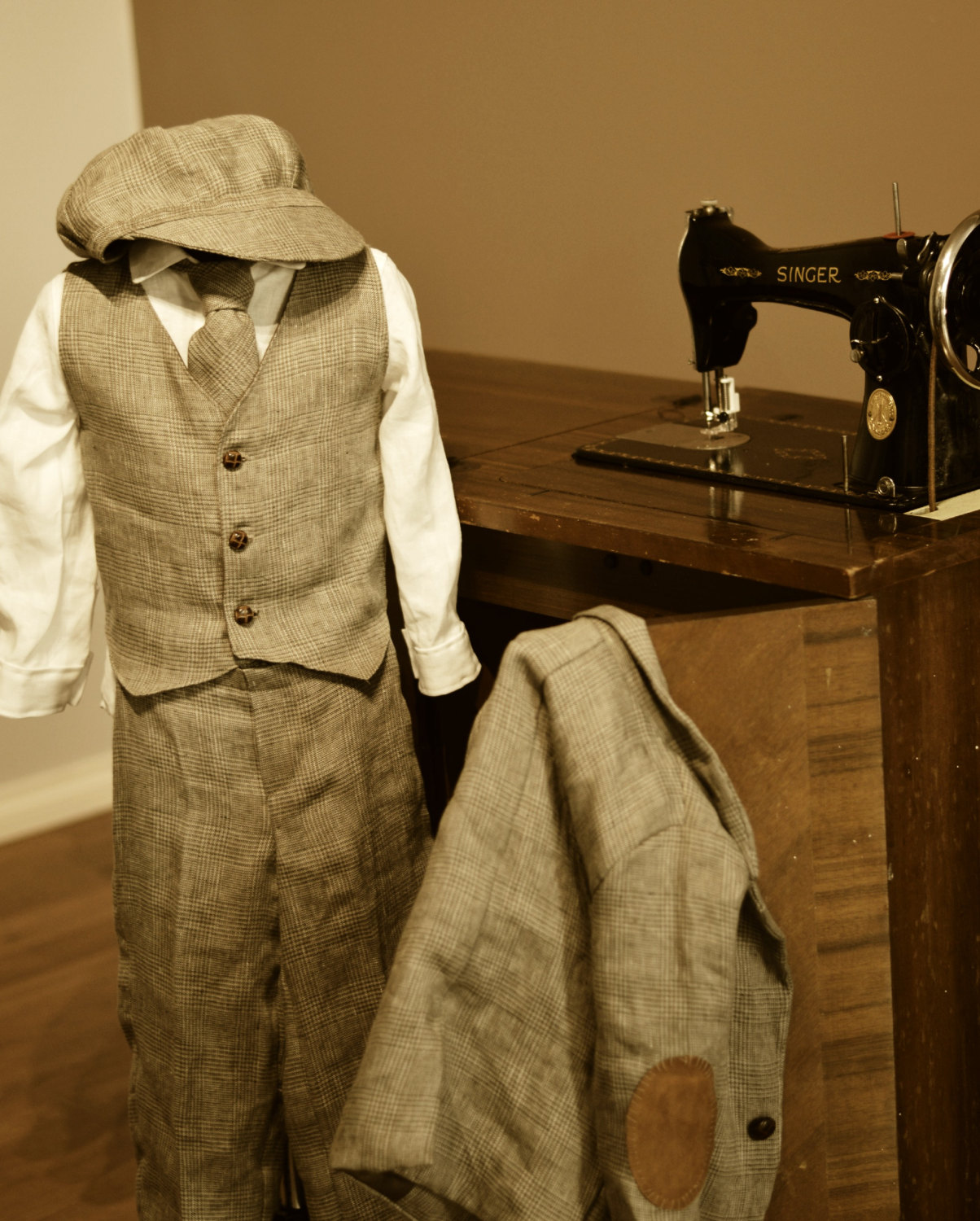 Narrow Choices For white shirt and black suit combinations, interpret this combination classically for a timeless edge. Whilst most colours work really well with black and white (obviously, they are the base shades), monochromatic ties will sustain a refined approach to this colour combinations.